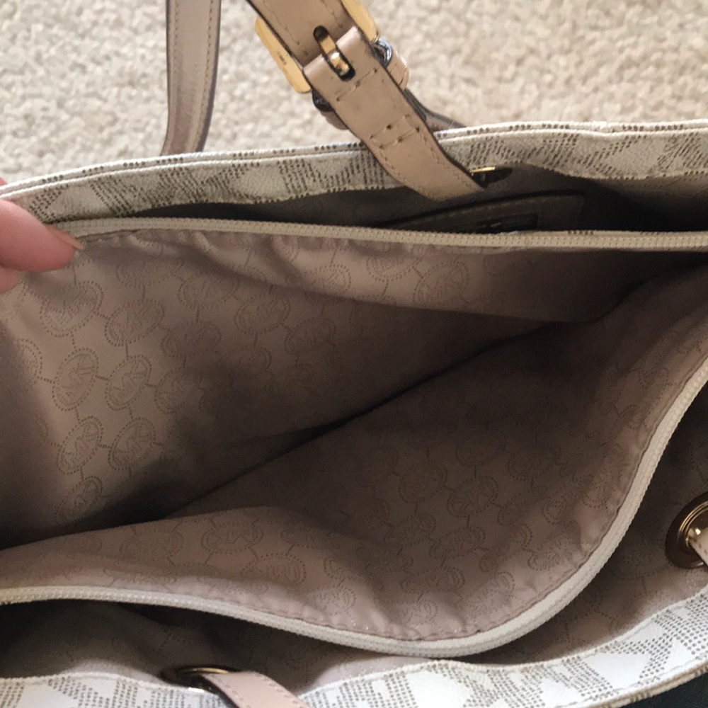 Micheal Kors Bag - Picture 5 of 8